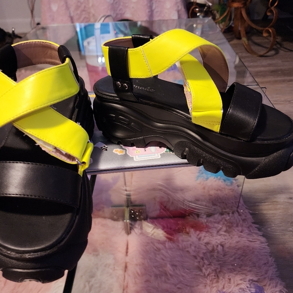 Yellow and black platform sandals - Picture 3 of 5